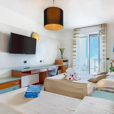Hotel Vienna Cattolica Buitenkant foto